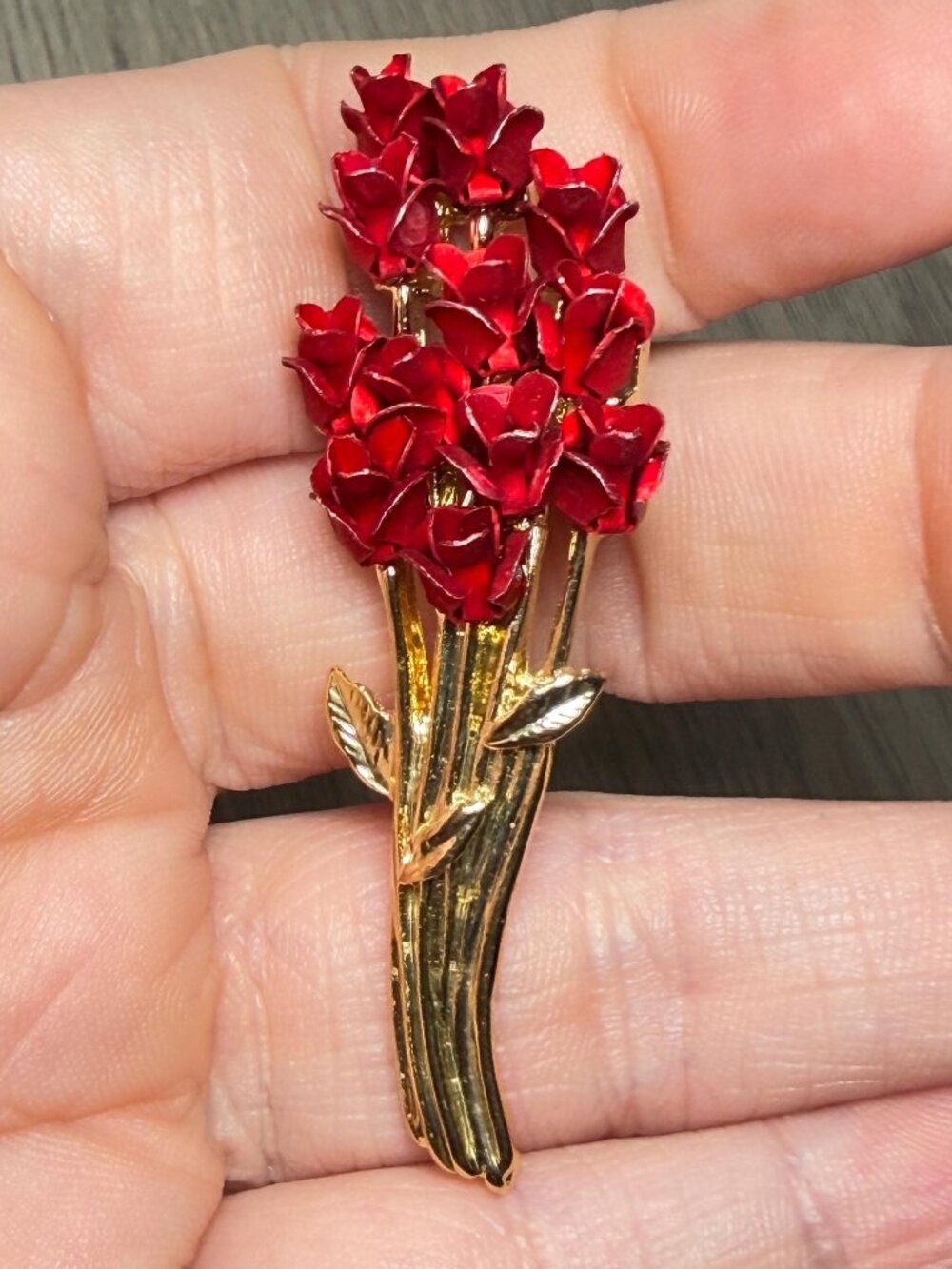 Vintage Red Rose Bouquet Brooch Gold Tone DM 97 Floral Pin 2.25”